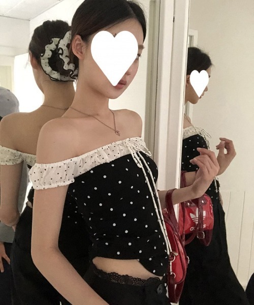 Ritzy(リッツィー)の「ドット柄 オフショルダー配色 Tシャツ(Tシャツ/カットソー・レディース・ブラック・M)」の3枚目の写真