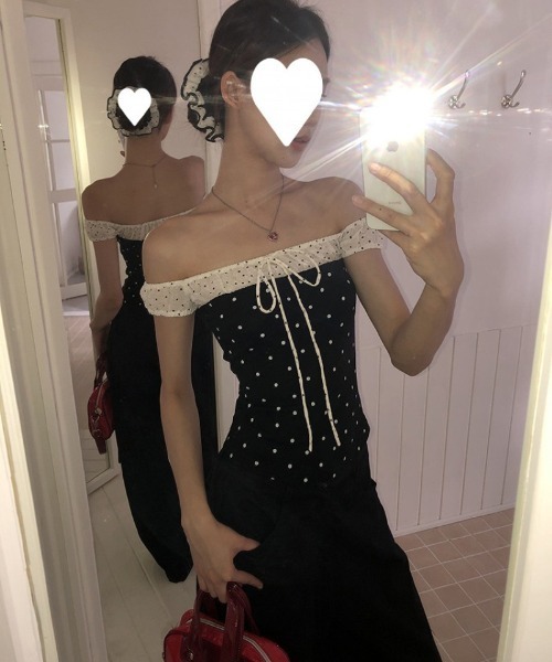 Ritzy(リッツィー)の「ドット柄 オフショルダー配色 Tシャツ(Tシャツ/カットソー・レディース・ブラック・M)」の2枚目の写真