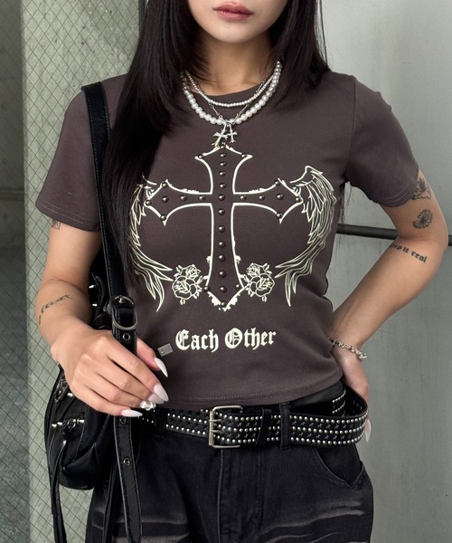 lilful(リルフル)の「【26年春夏新作】Y2Kデザイン スタッズアクセント クロス&羽モチーフ 半袖Tシャツ(Tシャツ/カットソー・レディース・ホワイト/チャコール/ブラック・F)」の3枚目の写真