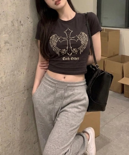 lilful(リルフル)の「【26年春夏新作】Y2Kデザイン スタッズアクセント クロス&羽モチーフ 半袖Tシャツ(Tシャツ/カットソー・レディース・ホワイト/チャコール/ブラック・F)」の5枚目の写真