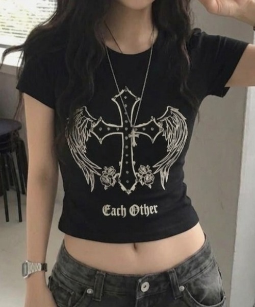 lilful(リルフル)の「【26年春夏新作】Y2Kデザイン スタッズアクセント クロス&羽モチーフ 半袖Tシャツ(Tシャツ/カットソー・レディース・ホワイト/チャコール/ブラック・F)」の4枚目の写真