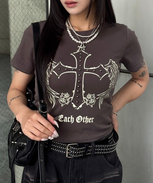 lilful(リルフル)の「【26年春夏新作】Y2Kデザイン スタッズアクセント クロス&羽モチーフ 半袖Tシャツ(Tシャツ/カットソー・レディース・ホワイト/チャコール/ブラック・F)」の17枚目の写真
