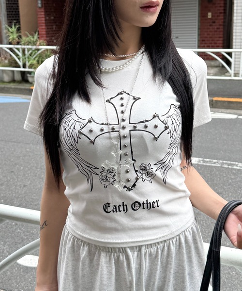 lilful(リルフル)の「【26年春夏新作】Y2Kデザイン スタッズアクセント クロス&羽モチーフ 半袖Tシャツ(Tシャツ/カットソー・レディース・ホワイト/チャコール/ブラック・F)」の11枚目の写真