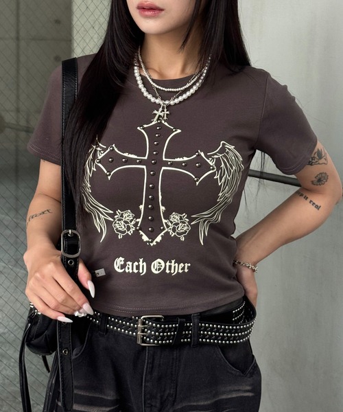 lilful(リルフル)の「【26年春夏新作】Y2Kデザイン スタッズアクセント クロス&羽モチーフ 半袖Tシャツ(Tシャツ/カットソー・レディース・ホワイト/チャコール/ブラック・F)」の18枚目の写真