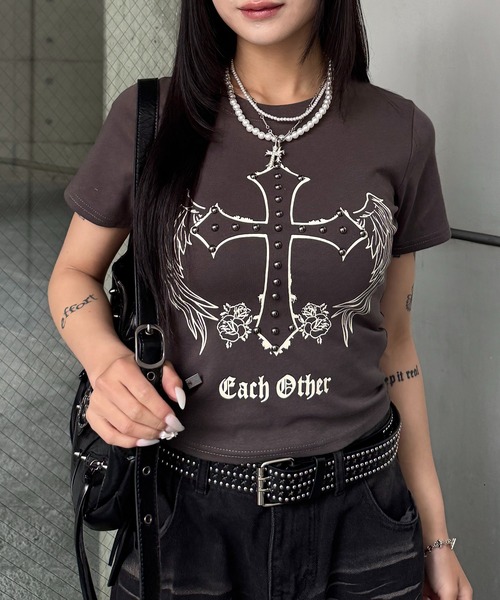 lilful(リルフル)の「【26年春夏新作】Y2Kデザイン スタッズアクセント クロス&羽モチーフ 半袖Tシャツ(Tシャツ/カットソー・レディース・ホワイト/チャコール/ブラック・F)」の20枚目の写真
