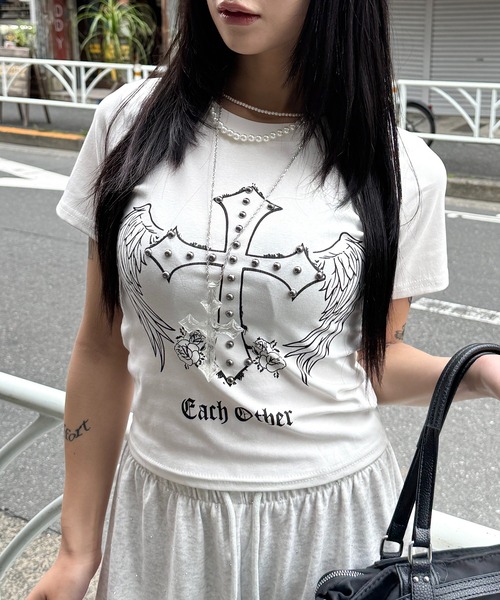 lilful(リルフル)の「【26年春夏新作】Y2Kデザイン スタッズアクセント クロス&羽モチーフ 半袖Tシャツ(Tシャツ/カットソー・レディース・ホワイト/チャコール/ブラック・F)」の13枚目の写真