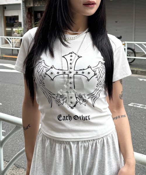 lilful(リルフル)の「【26年春夏新作】Y2Kデザイン スタッズアクセント クロス&羽モチーフ 半袖Tシャツ(Tシャツ/カットソー・レディース・ホワイト/チャコール/ブラック・F)」の15枚目の写真