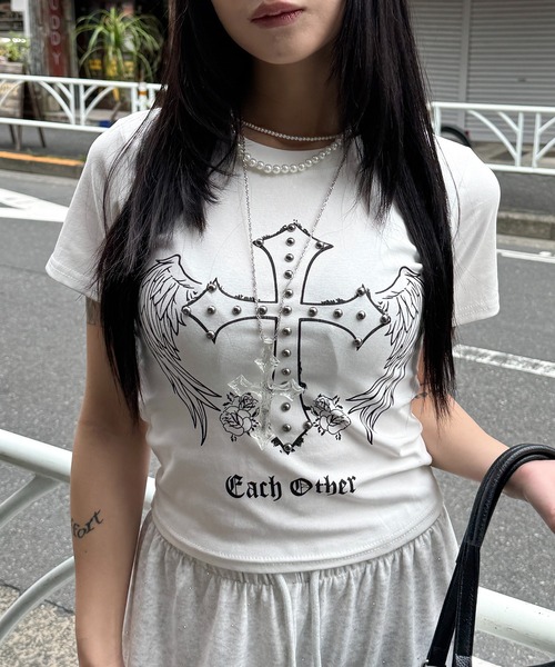 lilful(リルフル)の「【26年春夏新作】Y2Kデザイン スタッズアクセント クロス&羽モチーフ 半袖Tシャツ(Tシャツ/カットソー・レディース・ホワイト/チャコール/ブラック・F)」の16枚目の写真