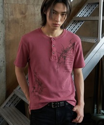 FREE DEE（フリー ディー）の「A'GEM/9 × .kom 『FREEDEE/フリーディー』グランジアート タイトシルエット ワッフルヘンリーネックT（Tシャツ/カットソー）」