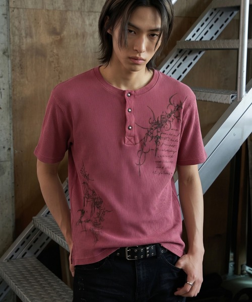 FREE DEE(フリー ディー)の「A'GEM/9 × .kom 『FREEDEE/フリーディー』グランジアート タイトシルエット ワッフルヘンリーネックT(Tシャツ/カットソー・メンズ・レッド/チャコールグレー/アイボリー・M/L)」の3枚目の写真