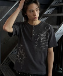 FREE DEE（フリー ディー）の「A'GEM/9 × .kom 『FREEDEE/フリーディー』グランジアート タイトシルエット ワッフルヘンリーネックT（Tシャツ/カットソー）」
