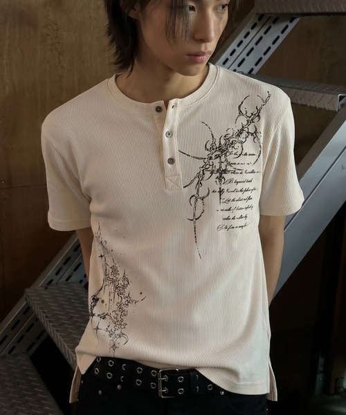 FREE DEE(フリー ディー)の「A'GEM/9 × .kom 『FREEDEE/フリーディー』グランジアート タイトシルエット ワッフルヘンリーネックT(Tシャツ/カットソー・メンズ・レッド/チャコールグレー/アイボリー・M/L)」の2枚目の写真