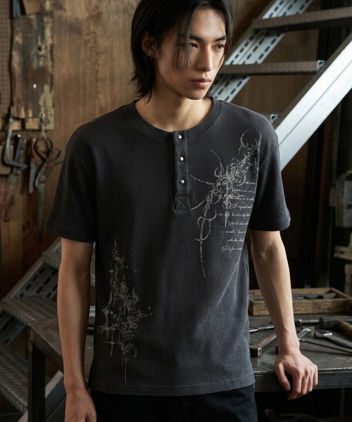 FREE DEE(フリー ディー)の「A'GEM/9 × .kom 『FREEDEE/フリーディー』グランジアート タイトシルエット ワッフルヘンリーネックT(Tシャツ/カットソー・メンズ・レッド/チャコールグレー/アイボリー・M/L)」の4枚目の写真