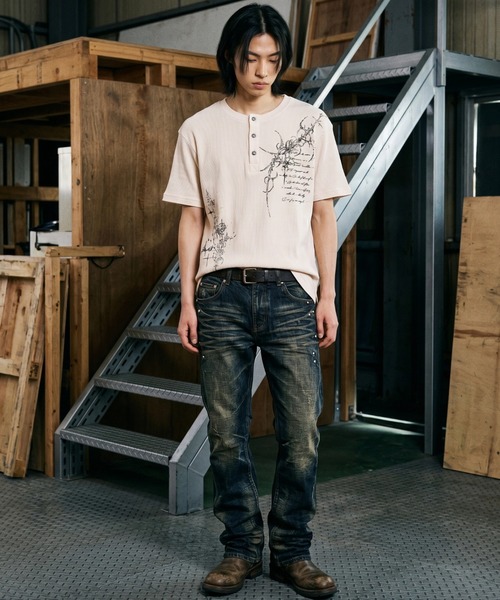 FREE DEE(フリー ディー)の「A'GEM/9 × .kom 『FREEDEE/フリーディー』グランジアート タイトシルエット ワッフルヘンリーネックT(Tシャツ/カットソー・メンズ・レッド/チャコールグレー/アイボリー・M/L)」の7枚目の写真