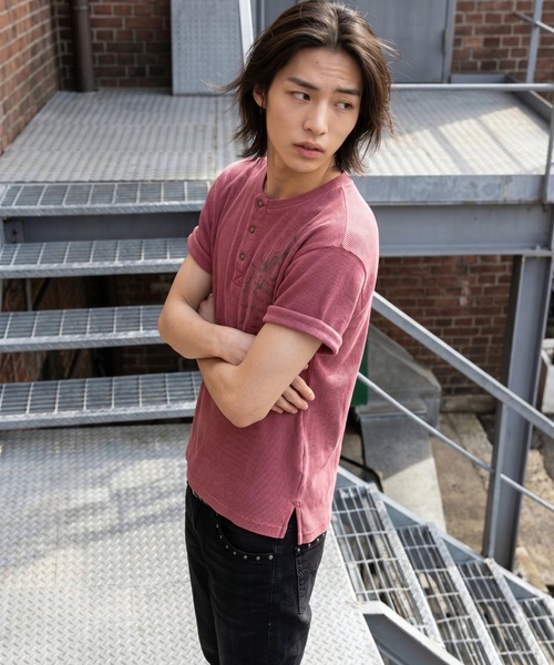 FREE DEE(フリー ディー)の「A'GEM/9 × .kom 『FREEDEE/フリーディー』グランジアート タイトシルエット ワッフルヘンリーネックT(Tシャツ/カットソー・メンズ・レッド/チャコールグレー/アイボリー・M/L)」の8枚目の写真