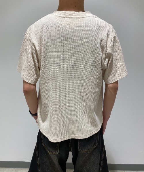 FREE DEE(フリー ディー)の「A'GEM/9 × .kom 『FREEDEE/フリーディー』グランジアート タイトシルエット ワッフルヘンリーネックT(Tシャツ/カットソー・メンズ・レッド/チャコールグレー/アイボリー・M/L)」の15枚目の写真