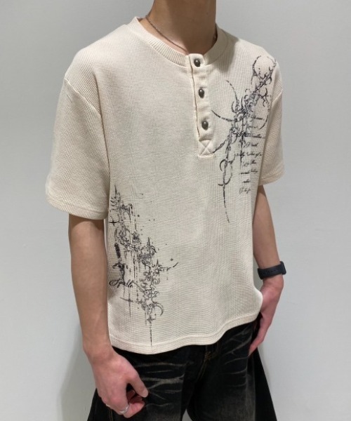 FREE DEE(フリー ディー)の「A'GEM/9 × .kom 『FREEDEE/フリーディー』グランジアート タイトシルエット ワッフルヘンリーネックT(Tシャツ/カットソー・メンズ・レッド/チャコールグレー/アイボリー・M/L)」の14枚目の写真