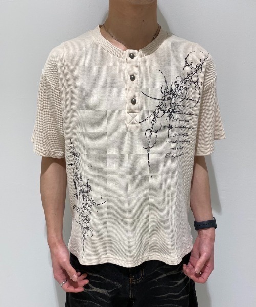FREE DEE(フリー ディー)の「A'GEM/9 × .kom 『FREEDEE/フリーディー』グランジアート タイトシルエット ワッフルヘンリーネックT(Tシャツ/カットソー・メンズ・レッド/チャコールグレー/アイボリー・M/L)」の13枚目の写真