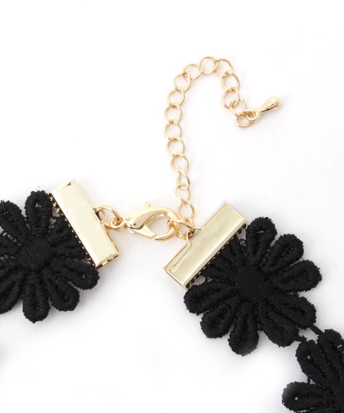 MOUSSY（マウジー）の「flower pattern choker（ネックレス・レディース・ホワイト/ブラック・FREE）」の4枚目の写真