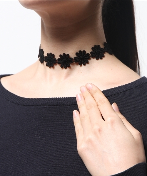 MOUSSY（マウジー）の「flower pattern choker（ネックレス・レディース・ホワイト/ブラック・FREE）」の5枚目の写真
