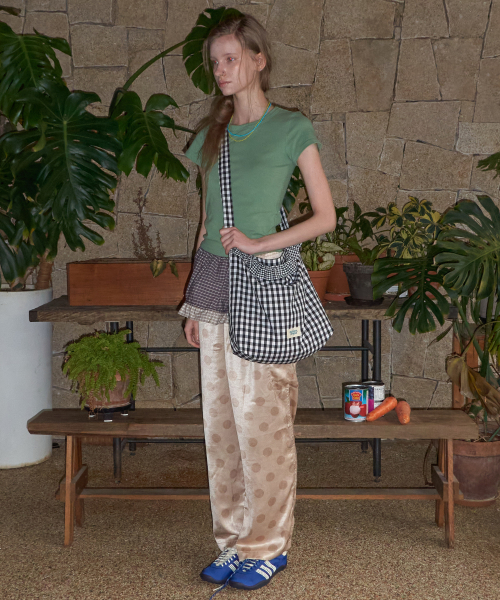 MAISON CREME(メゾンクレム)の「Check frill reversible bag _ Gingham Black(メッセンジャーバッグ・レディース・その他・FREE)」の4枚目の写真