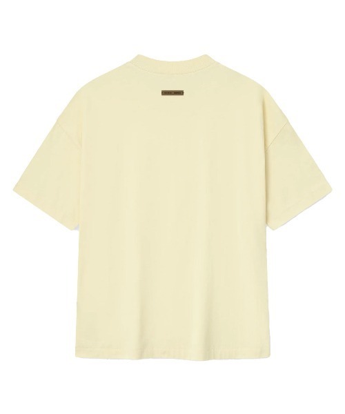 FOG ESSENTIALS(エフオージーエッセンシャルズ)の「フィア オブ ゴッド エッセンシャルズ【Fear of God ESSENTIALS】- 半袖 Tシャツ【90S Fit T-Shirts GOLDEN YELLOW 125SP254478F】(Tシャツ/カットソー・メンズ・イエロー・L/XL)」の2枚目の写真