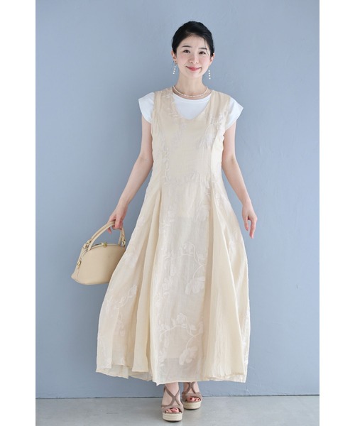 cawaii（カワイイ）の「上品に浮かぶ蔦花刺繍ロングワンピース（ワンピース・レディース・ベージュ・FREE）」の3枚目の写真