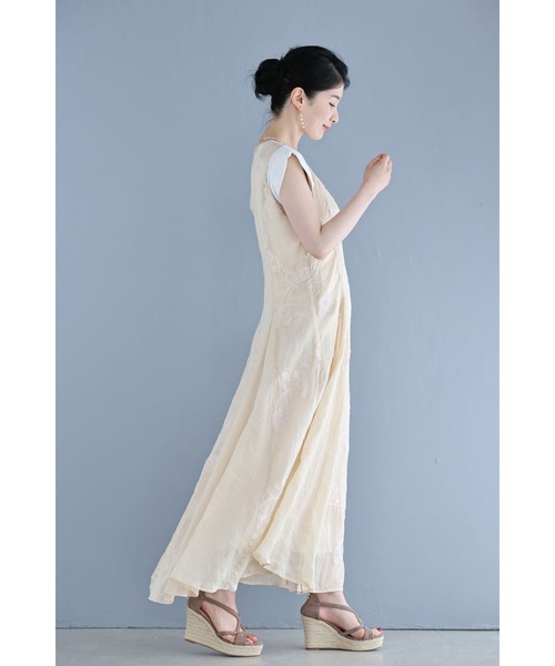 cawaii（カワイイ）の「上品に浮かぶ蔦花刺繍ロングワンピース（ワンピース・レディース・ベージュ・FREE）」の16枚目の写真