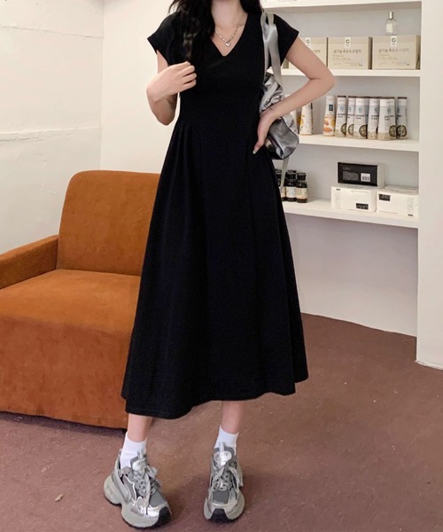 GLAMOROUS JANE(グラマラスジェーン)の「サイドタックフレアカットワンピース(ワンピース・レディース・チャコールグレー/ベージュ/ブラック・FREE)」の14枚目の写真