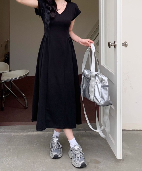 GLAMOROUS JANE(グラマラスジェーン)の「サイドタックフレアカットワンピース(ワンピース・レディース・チャコールグレー/ベージュ/ブラック・FREE)」の16枚目の写真