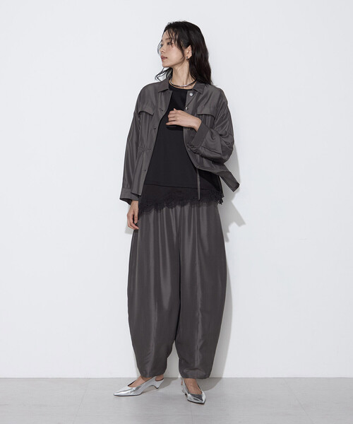 K.T KIYOKO TAKASE(キヨコタカセ)の「ライトシルクウール バレルパンツ(その他パンツ・レディース・ブラック/チャコール・9号)」の4枚目の写真
