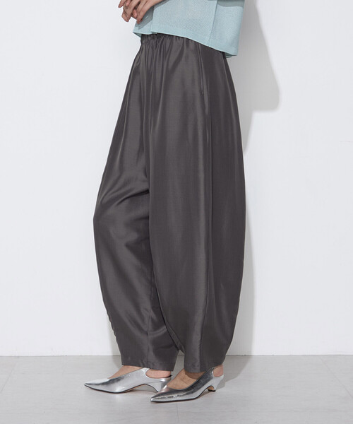 K.T KIYOKO TAKASE(キヨコタカセ)の「ライトシルクウール バレルパンツ(その他パンツ・レディース・ブラック/チャコール・9号)」の15枚目の写真