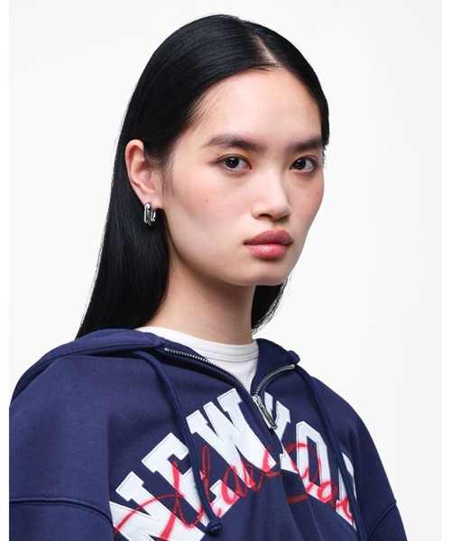MARC JACOBS（マークジェイコブス）の「POP J MARC HUGGIE HOOPS/ポップ J マーク ハギー フープ ピアス（ピアス（両耳用）・レディース・シルバー/アンティークゴールド・ONE SIZE）」の3枚目の写真