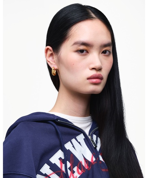 MARC JACOBS（マークジェイコブス）の「POP J MARC HUGGIE HOOPS/ポップ J マーク ハギー フープ ピアス（ピアス（両耳用）・レディース・シルバー/アンティークゴールド・ONE SIZE）」の5枚目の写真