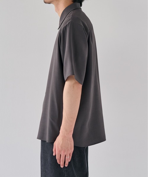 PUBLIC TOKYO(パブリックトウキョウ)の「【WEB限定】SUMMER TRIXION リラックスシャツ /夏服/半袖/ウォッシャブル/防シワ(シャツ/ブラウス・メンズ・ベージュ/ブラック/ダークグレー・1/2/3)」の8枚目の写真