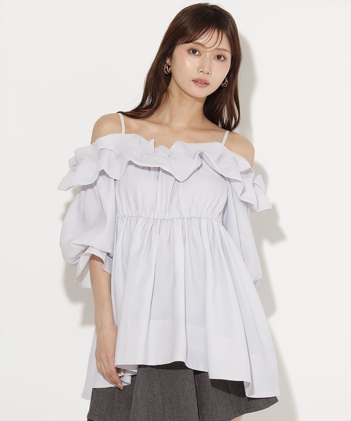 AND COUTURE(アンドクチュール)の「オフショルバルーンフリルチュニックブラウス(チュニック・レディース・オフホワイト/サックスブルー/ブラウン・FREE)」の3枚目の写真