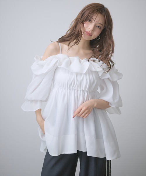 AND COUTURE(アンドクチュール)の「オフショルバルーンフリルチュニックブラウス(チュニック・レディース・オフホワイト/サックスブルー/ブラウン・FREE)」の4枚目の写真