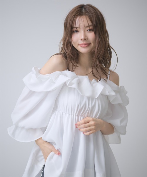 AND COUTURE(アンドクチュール)の「オフショルバルーンフリルチュニックブラウス(チュニック・レディース・オフホワイト/サックスブルー/ブラウン・FREE)」の5枚目の写真