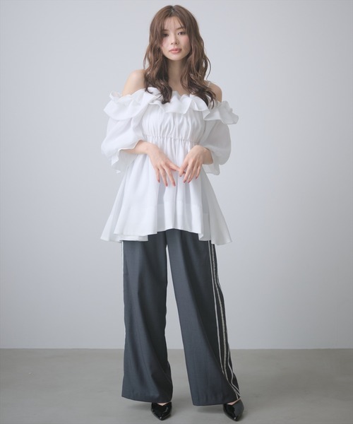AND COUTURE(アンドクチュール)の「オフショルバルーンフリルチュニックブラウス(チュニック・レディース・オフホワイト/サックスブルー/ブラウン・FREE)」の6枚目の写真