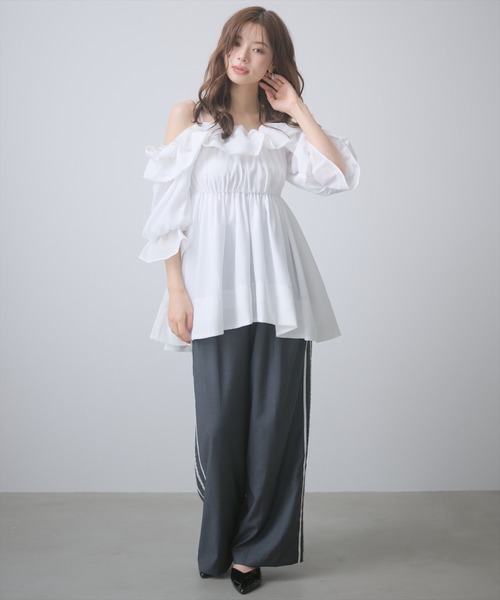 AND COUTURE(アンドクチュール)の「オフショルバルーンフリルチュニックブラウス(チュニック・レディース・オフホワイト/サックスブルー/ブラウン・FREE)」の7枚目の写真