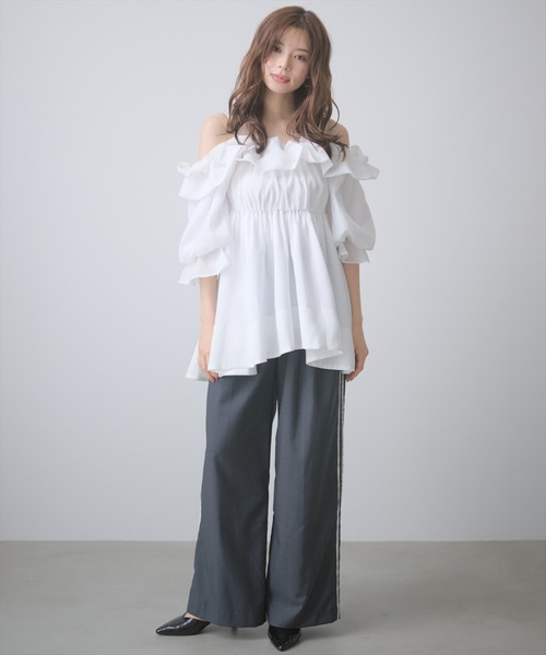AND COUTURE(アンドクチュール)の「オフショルバルーンフリルチュニックブラウス(チュニック・レディース・オフホワイト/サックスブルー/ブラウン・FREE)」の8枚目の写真