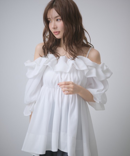 AND COUTURE(アンドクチュール)の「オフショルバルーンフリルチュニックブラウス(チュニック・レディース・オフホワイト/サックスブルー/ブラウン・FREE)」の9枚目の写真