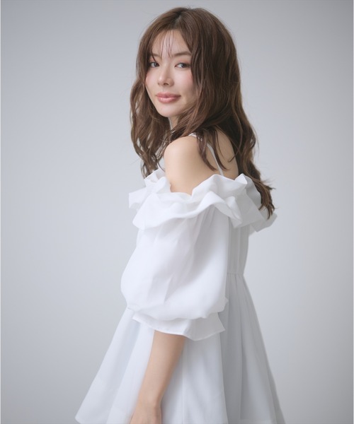 AND COUTURE(アンドクチュール)の「オフショルバルーンフリルチュニックブラウス(チュニック・レディース・オフホワイト/サックスブルー/ブラウン・FREE)」の10枚目の写真