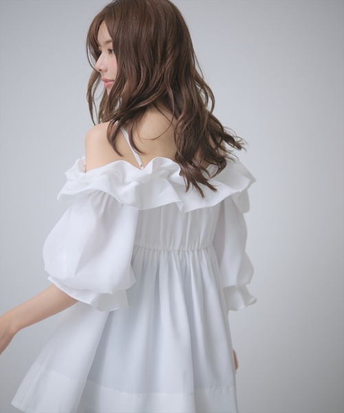AND COUTURE(アンドクチュール)の「オフショルバルーンフリルチュニックブラウス(チュニック・レディース・オフホワイト/サックスブルー/ブラウン・FREE)」の11枚目の写真