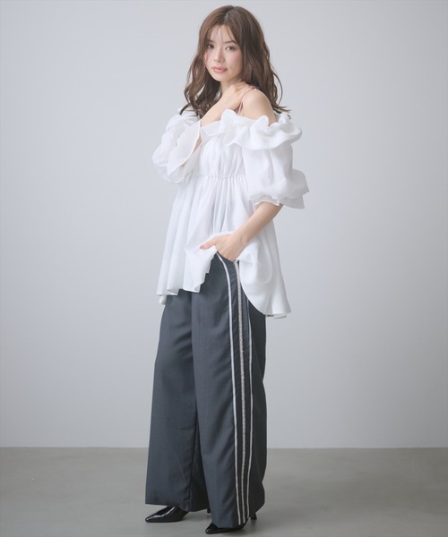 AND COUTURE(アンドクチュール)の「オフショルバルーンフリルチュニックブラウス(チュニック・レディース・オフホワイト/サックスブルー/ブラウン・FREE)」の14枚目の写真