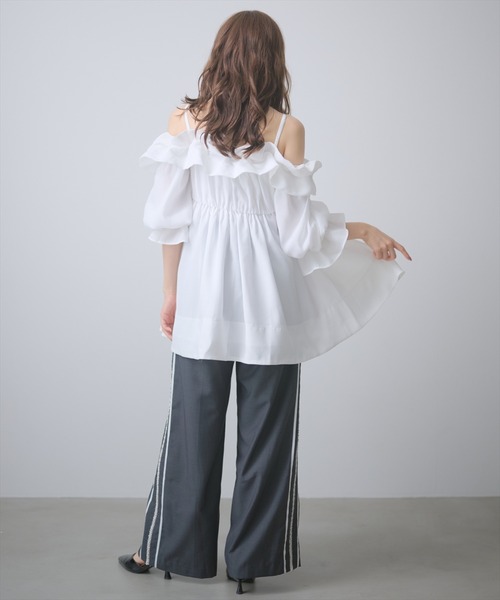 AND COUTURE(アンドクチュール)の「オフショルバルーンフリルチュニックブラウス(チュニック・レディース・オフホワイト/サックスブルー/ブラウン・FREE)」の16枚目の写真