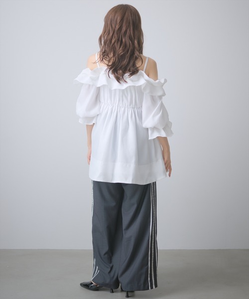 AND COUTURE(アンドクチュール)の「オフショルバルーンフリルチュニックブラウス(チュニック・レディース・オフホワイト/サックスブルー/ブラウン・FREE)」の17枚目の写真