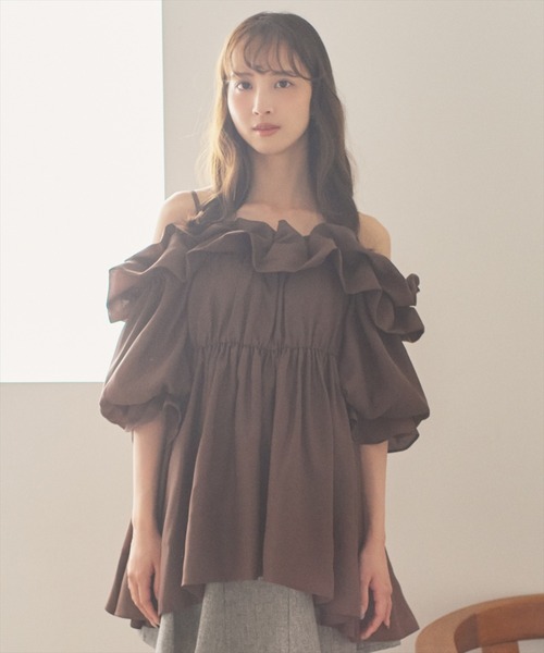 AND COUTURE(アンドクチュール)の「オフショルバルーンフリルチュニックブラウス(チュニック・レディース・オフホワイト/サックスブルー/ブラウン・FREE)」の18枚目の写真