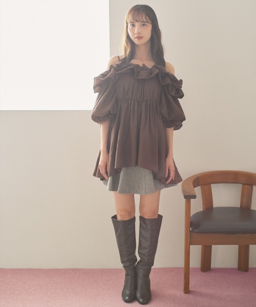 AND COUTURE(アンドクチュール)の「オフショルバルーンフリルチュニックブラウス(チュニック・レディース・オフホワイト/サックスブルー/ブラウン・FREE)」の20枚目の写真