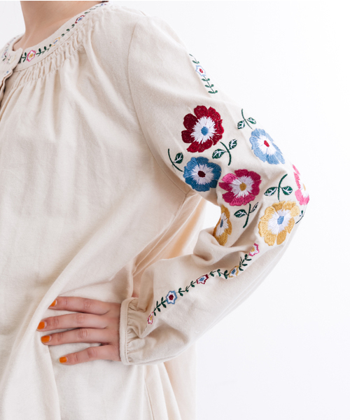 MERLOT（メルロー）の「フラワー刺繍フォークロアワンピース7221